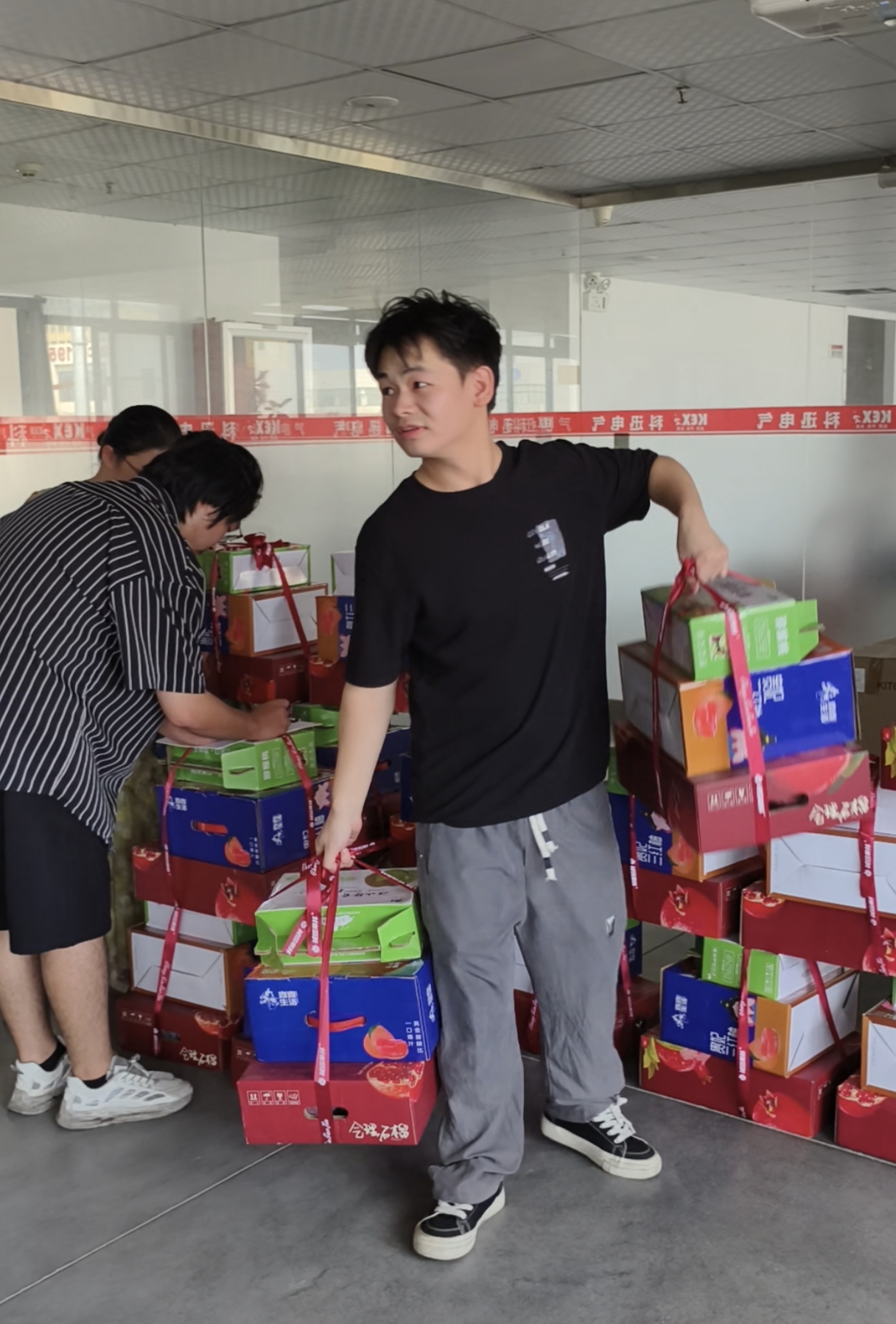 Por ocasião do Festival do Meio Outono, a Kexun Electric preparou caixas de presente requintadas para cada funcionário.