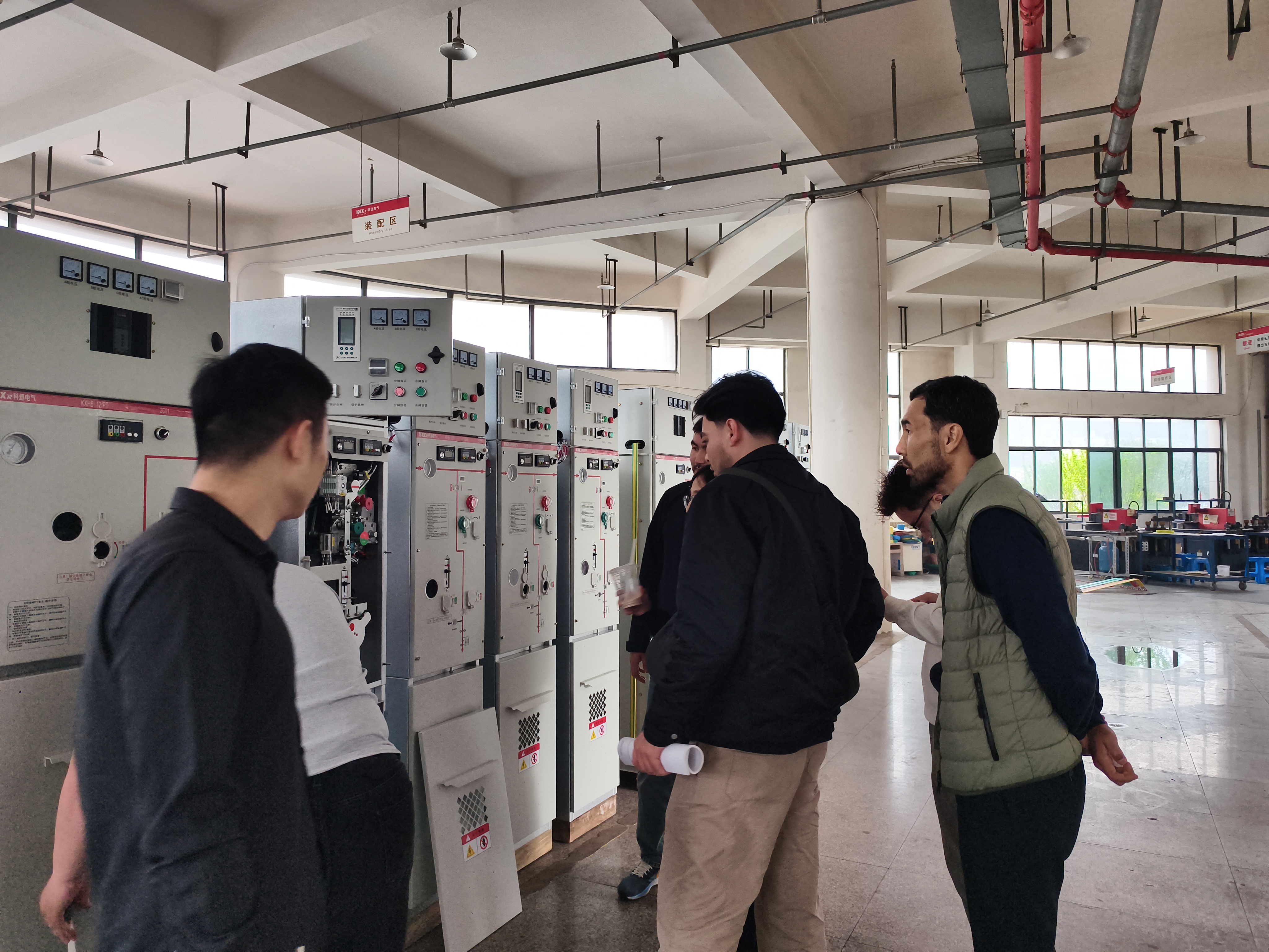 Clientes do Cazaquistão visitam a base de fabricação de equipamentos de distribuição de energia de alta tensão da Kexun Electric
